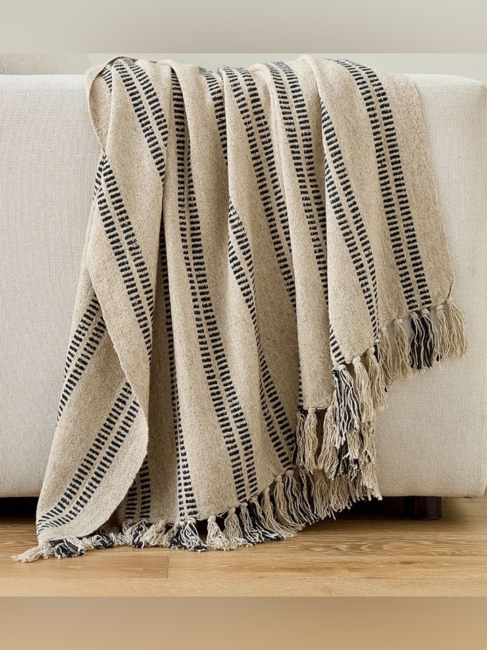 POTTERY BARN “ALWIN” TASSEL BLACK/TAN THROW
*NWT $99.00 *SIZE 52” X 60”
